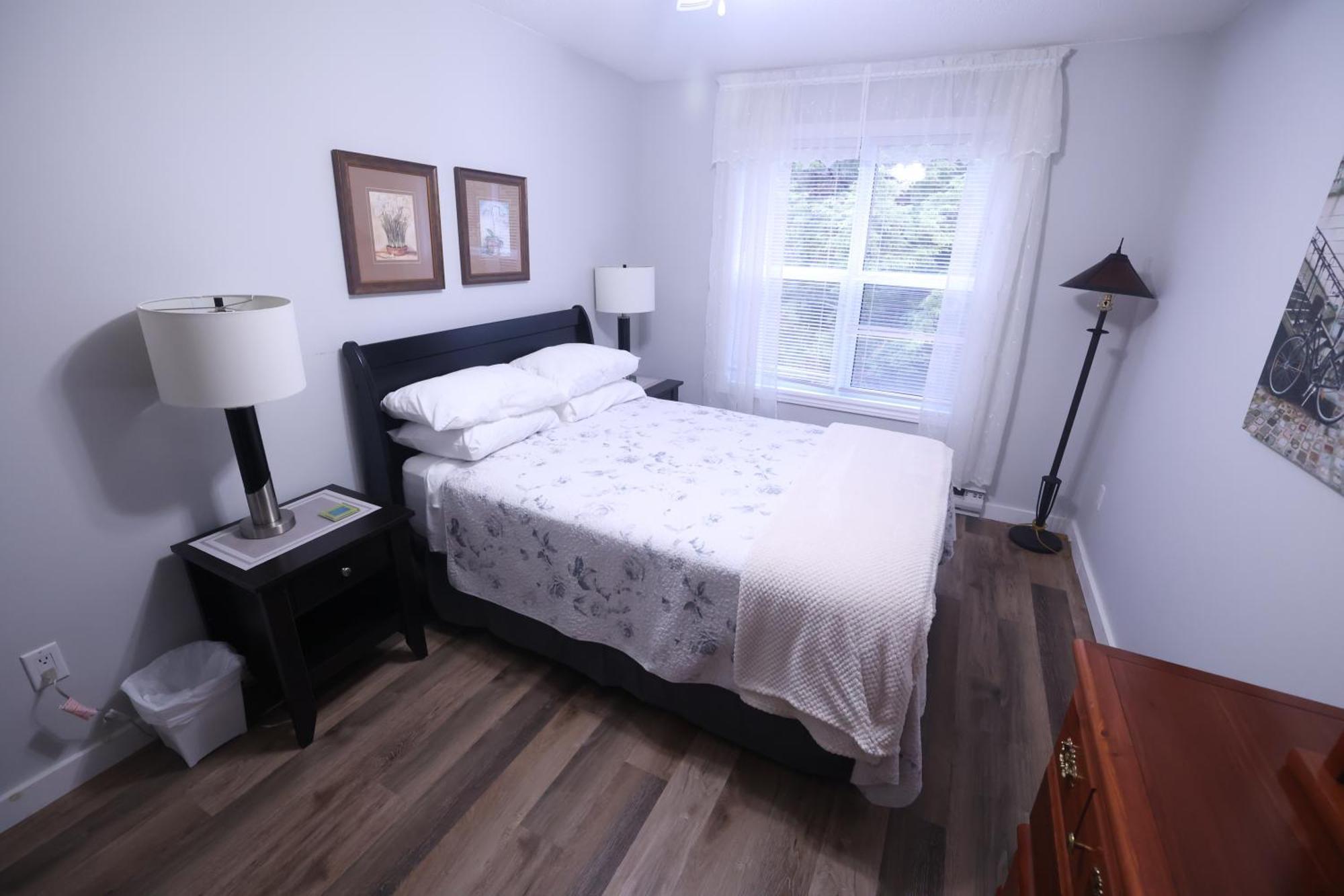 Paris Plaza Apartment Elliot Lake Ngoại thất bức ảnh