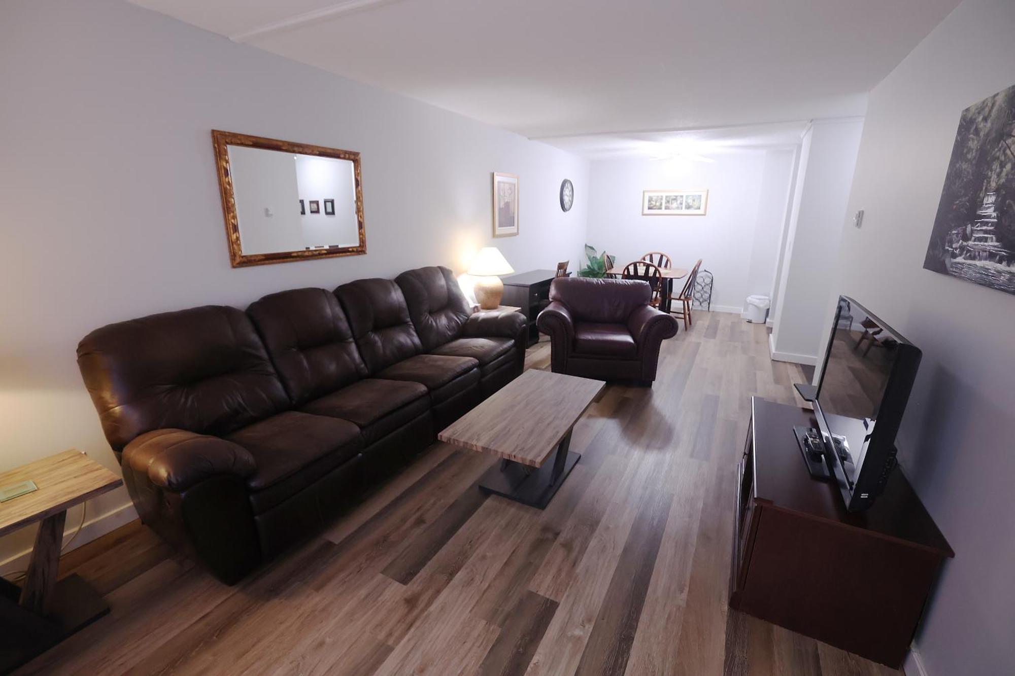 Paris Plaza Apartment Elliot Lake Ngoại thất bức ảnh