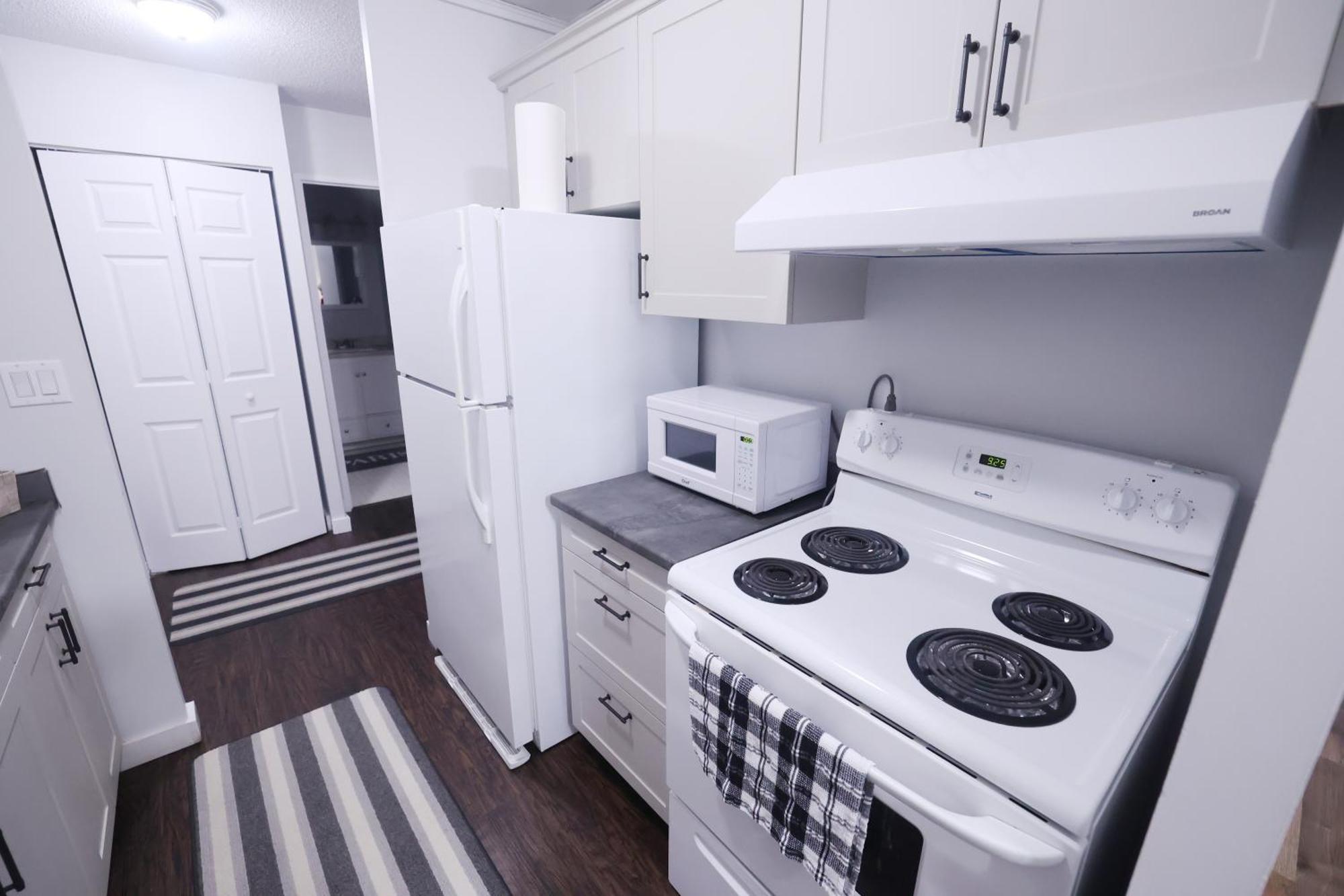 Paris Plaza Apartment Elliot Lake Ngoại thất bức ảnh