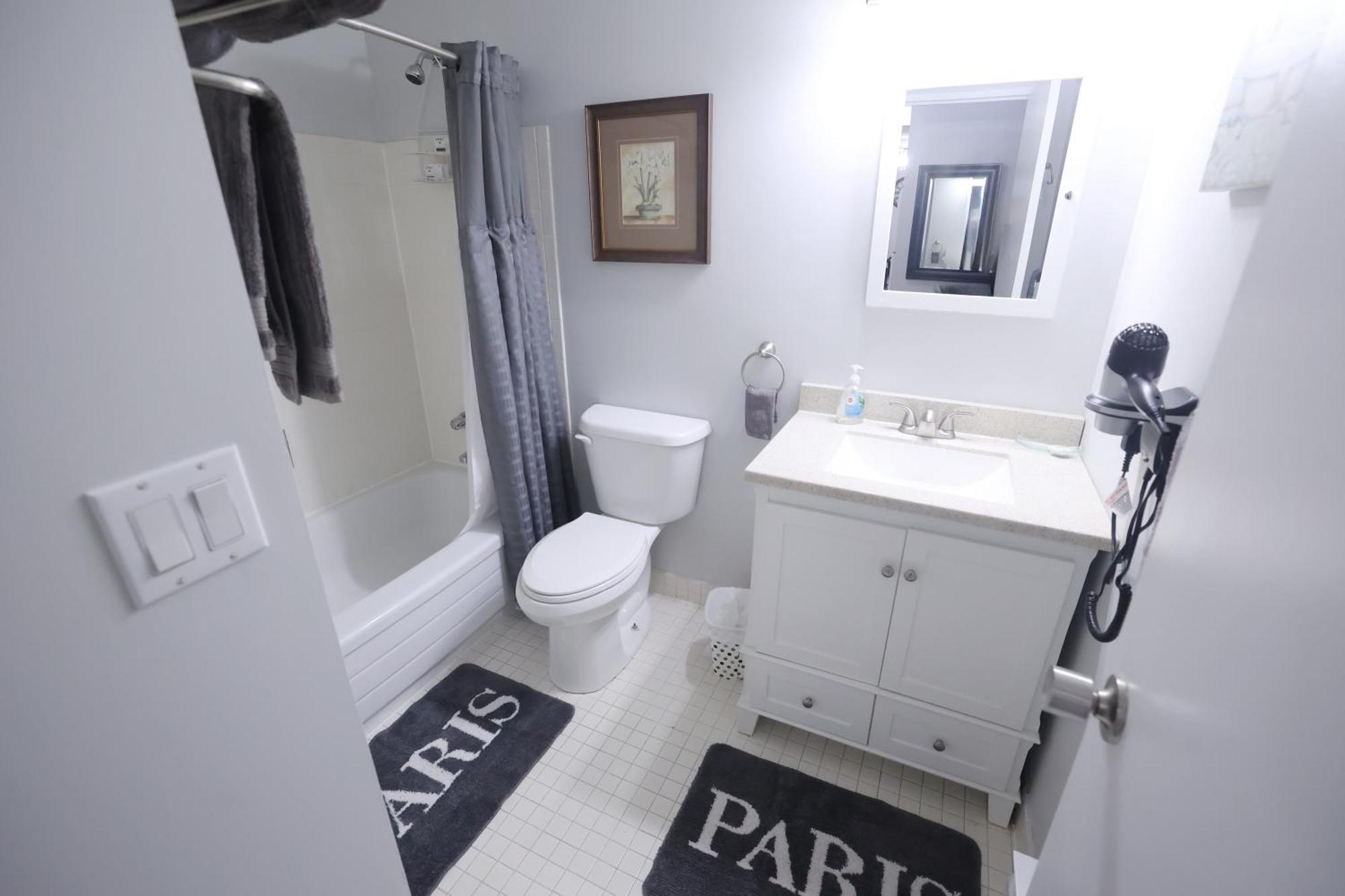 Paris Plaza Apartment Elliot Lake Ngoại thất bức ảnh